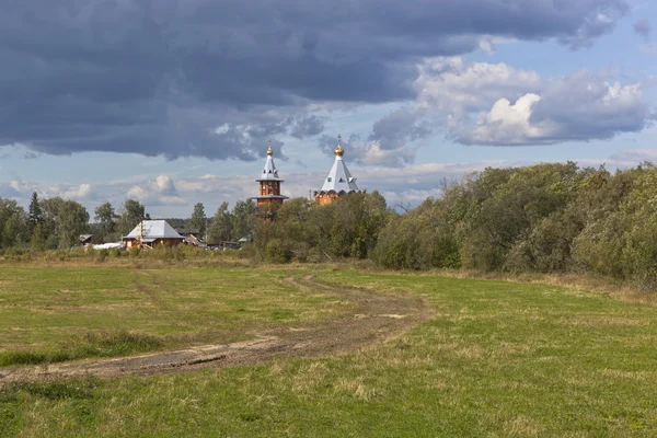 Paysage rural d'été avec église en bois. Église de la Nativité Prophète et Predtechi Jean-Baptiste dans le village Zaruchevnya (Chilovskaïa), district de Velsk, région d'Arkhangelsk, Russie — Photo