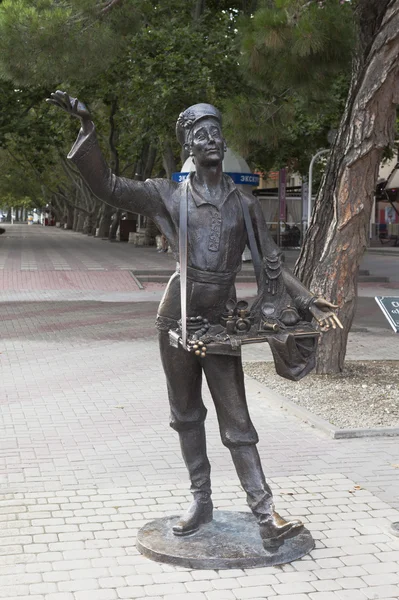 Skulptur korobeinik in der Straße ostrovskogo in der Stadt gelendzhik, Region Krasnodar, Russland — Stockfoto