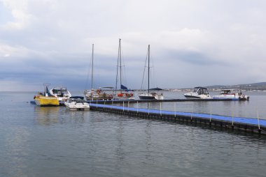 Tekneler ve yatlar iskelede kayan Gelendzhik Bay erken yaz sabahı