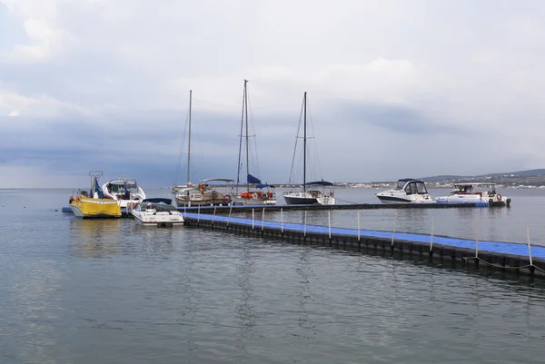 Barcos y yates en el muelle flotante en la bahía de Gelendzhik temprano en la mañana del verano — Foto de Stock