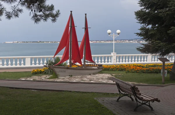 Rzeźba Skład Czerwone Żagle Nad Brzegiem Morza Kurorcie Gelendzhik Krasnodar — Zdjęcie stockowe