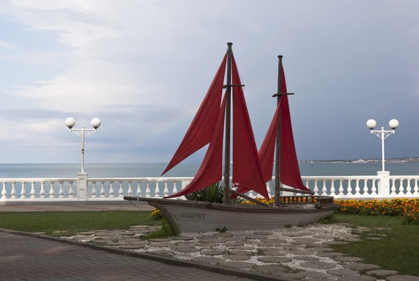 Velas vermelhas à beira-mar no resort Gelendzhik, região de Krasnodar, Rússia — Fotografia de Stock