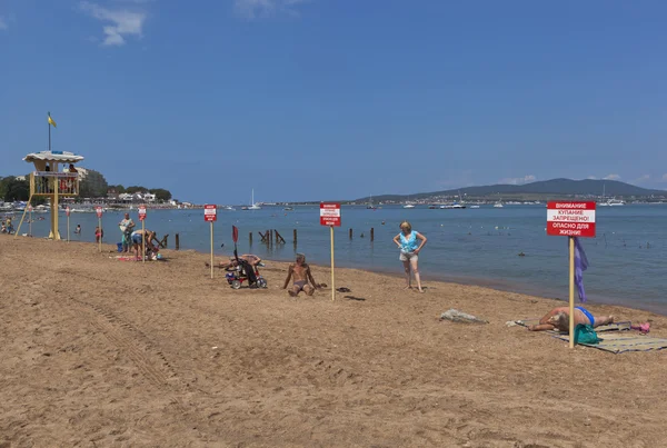 ゲレンジク ロシア 2015 日クラスノダール地域 警告標識 碑文の 遊泳禁止 危険の生活に ソチのビーチ — ストック写真