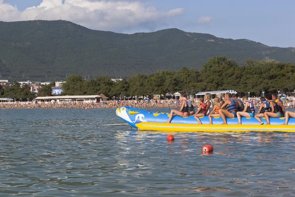 Gelendzhik Krasnodar Region Ryssland Juli 2015 Passagerare Uppblåsbar Banan Redo — Stockfoto