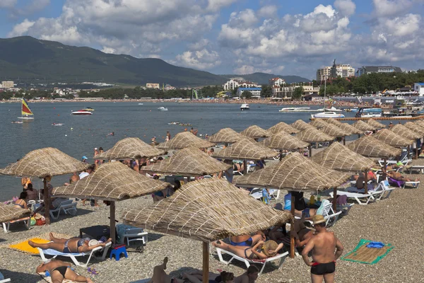 Wiele o reszta ludzi na plaży "Ogrody mórz" w city resort Gelendzhik, Krasnodar region, Federacja Rosyjska — Zdjęcie stockowe