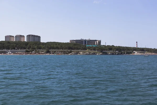 Pohled z moře na tlusté Cape Gelendzhik Bay. City resort Gelendzhik, Krasnodarský kraj, Rusko — Stock fotografie