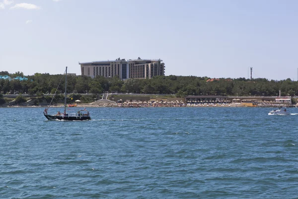 Vista desde el mar en el hotel "Kempinski" en la ciudad turística de Gelendzhik, región de Krasnodar, Rusia — Foto de Stock