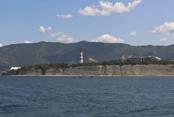 Uitzicht vanaf open zee naar de Cape dik Gelendjik Bay, Krasnodar regio, Rusland — Stockfoto