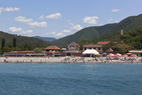 Vista desde el mar hasta el pueblo balneario Praskoveevka, distrito de Gelendzhik, región de Krasnodar, Rusia —  Fotos de Stock