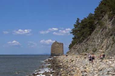 İnsanlar doğa yelken kaya anıt siyah deniz kayalık sahil boyunca yürümek. Resort Praskoveevka, Gelendzhik district, Krasnodar bölgesi