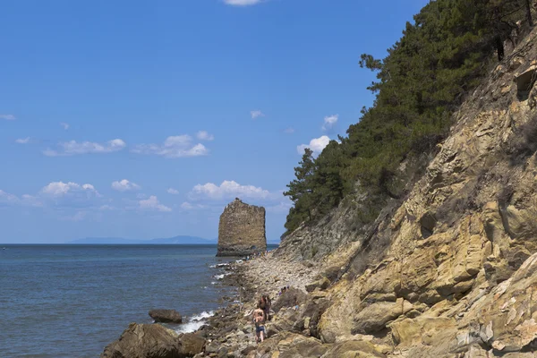 Turistler kayalık arası Karadeniz kıyı boyunca doğa yelken kaya anıt için yürümek. — Stok fotoğraf