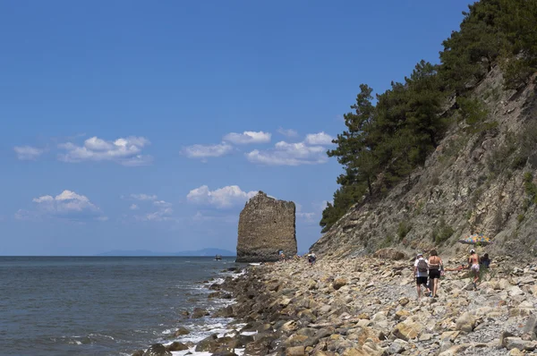 Gente Cammina Lungo Riva Rocciosa Del Mar Nero Fino Monumento — Foto Stock