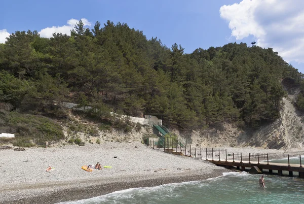 Les gens se détendent sur la plage près du poste de garde-côtes. Praskoveevka, district de Gelendzhik, région de Krasnodar, Russie — Photo