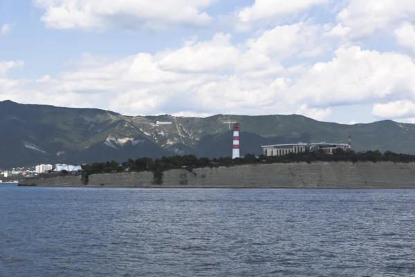 Faro su una riva rocciosa Capo Tolstoj nella località turistica Gelendzhik, regione di Krasnodar, Russia — Foto Stock