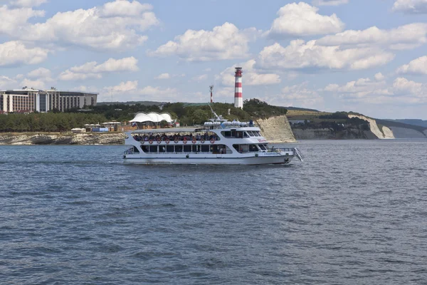 Корабль "Саламандра" выходит из Геленджикского залива в открытое Черное море — стоковое фото