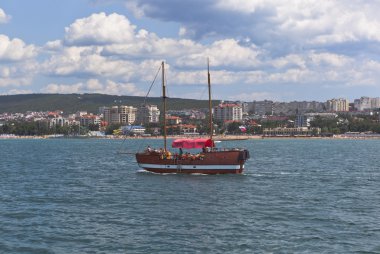 Gelendzhik Körfezi 'nde Gelendzhik tatil beldesinin arka planında 