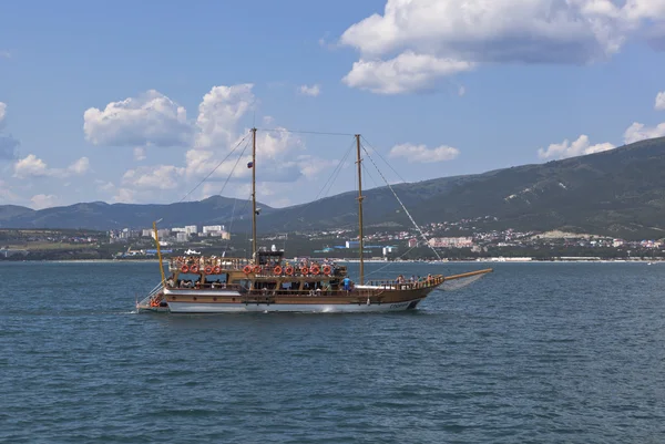 Yelken gemi "Gloria" Gelendzhik Bay Cape ince arka planda. Gelendzhik, Krasnodar bölgesi, Rusya Federasyonu — Stok fotoğraf
