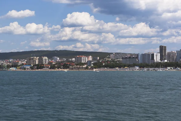 Merkezi plaj tatil beldesi Gelendzhik denizde görünümünden, Krasnodar bölgesi, Rusya Federasyonu — Stok fotoğraf