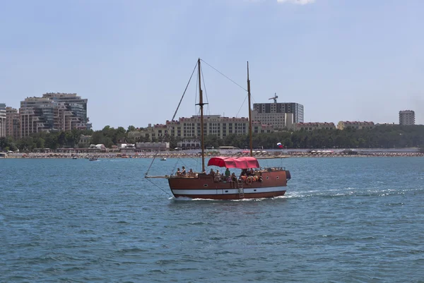 Jacht "Faraon" unosi się w Zatoce Gelendzhik na tle Przylądka Tołstoja. Gelendzhik, obwód krasnodarski, Rosja — Zdjęcie stockowe