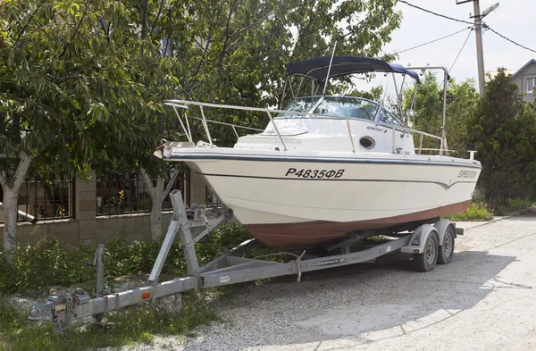 En parkerad bil trailer med båt på en gata i resort stad av Gelendzhik, Krasnodar region, Ryssland — Stockfoto