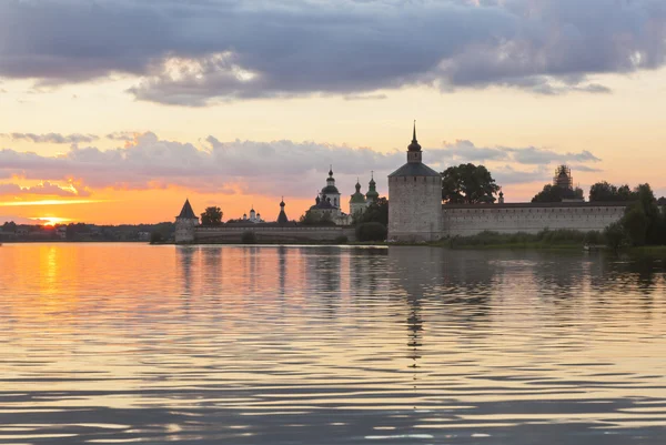 Hermosa puesta de sol en el lago Siverskoe sobre el monasterio Kirillo-Belozersky —  Fotos de Stock