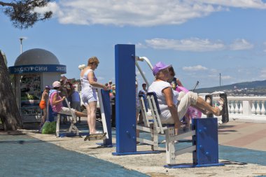 İnsanlar Gelendzhik, Krasnodar bölgesi, Rusya'nın Promenade sokak simülatörleri, fiziksel aktivite meşgul