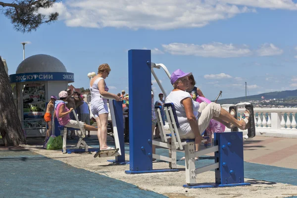 Mensen die fysieke activiteit op straat simulatoren op de promenade van het resort van Gelendjik, Krasnodar regio, Rusland Rechtenvrije Stockfoto's