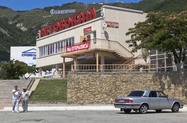 Mensen op de bus station het resort stad van Gelendjik, Krasnodar regio, Rusland — Stockfoto