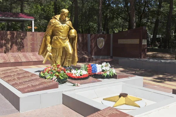 Pomnik złożony "wspólnego grobu" na starym cmentarzu w mieście Gelendzhik, Krasnodar Region, Federacja Rosyjska — Zdjęcie stockowe