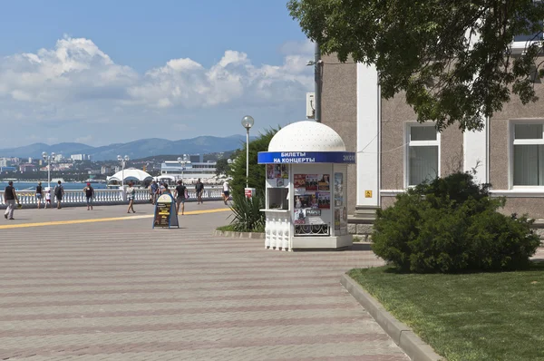 Sprzedaż biletów na koncerty na promenadzie kurortu Gelendzhik, Kraj Krasnodarski, Federacja Rosyjska — Zdjęcie stockowe