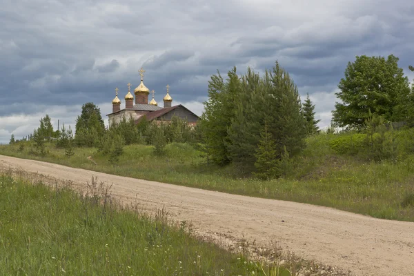 Paisaje rural con la iglesia restaurada de San Nicolás. Pueblo Promedio (Olyushin) Verhovazhskogo distrito, Vologda región, Rusia —  Fotos de Stock