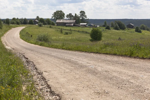Toprak yol köye gidiyor. Görünümü köyün Markovskaya, Verhovazhsky bölge Vologda Region, Rusya Federasyonu