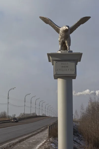 Скульптура птицы возле моста имени Зародовой в городе Сокол Вологодской области, Россия — стоковое фото