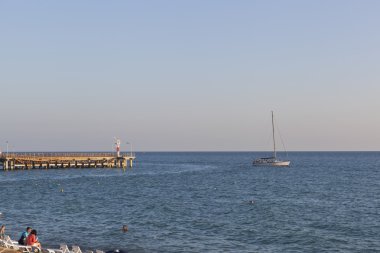 Batımına Lazarevskoe bir plajda iskele
