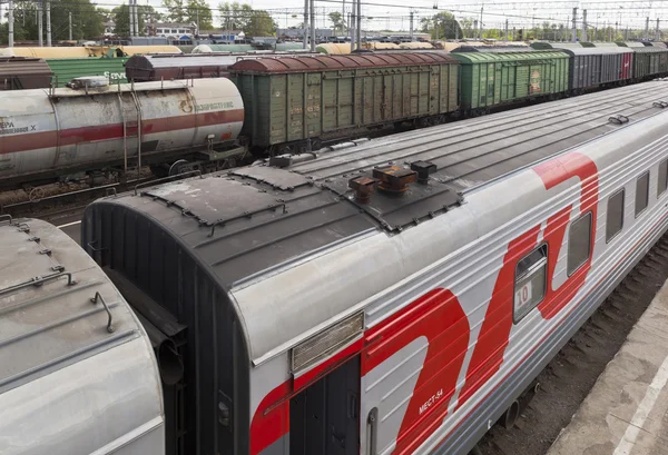 Trenes ferroviarios en la estación . — Foto de Stock