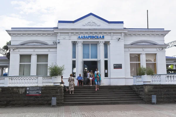 La gente sale de la estación de tren en el asentamiento turístico Lazarevskoye, Sochi, región de Krasnodar, Rusia — Foto de Stock