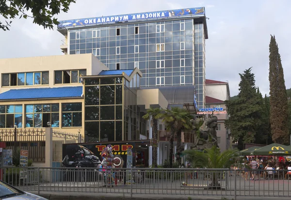 Oceanario "Amazonas tropicales" y parque acuático "Estrella de mar" en el pueblo turístico Lazarevskoe, Sochi, región de Krasnodar, Rusia —  Fotos de Stock