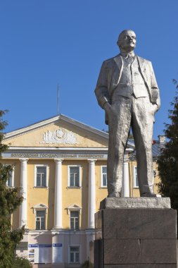 Vladimir Lenin anıt arka planda Vologda State University, Rusya Federasyonu