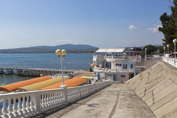 Descida à praia "Cáucaso" e café "Porto" no calçadão do resort de Gelendzhik, região de Krasnodar, Rússia — Fotografia de Stock