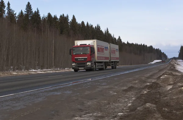 Van Truck supermarket "Magnet" moves on M8 highway in Russia — Stock Photo, Image