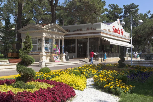 Progettazione del paesaggio su ristorante italiano "Santa Fe" sul lungomare di Gelendzhik, regione di Krasnodar, Russia — Foto Stock