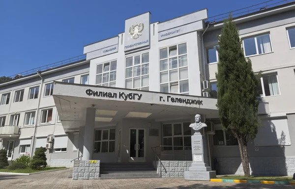 Branch the Kuban State University, and a bust of Petr Arkadyavich Stolypin in Gelendzhik, Krasnodar region, Russia — Stock Photo, Image