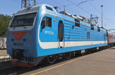 Şehrin Voronezh tren istasyonu platformunda Yolcu elektrikli lokomotif Ep1m-412