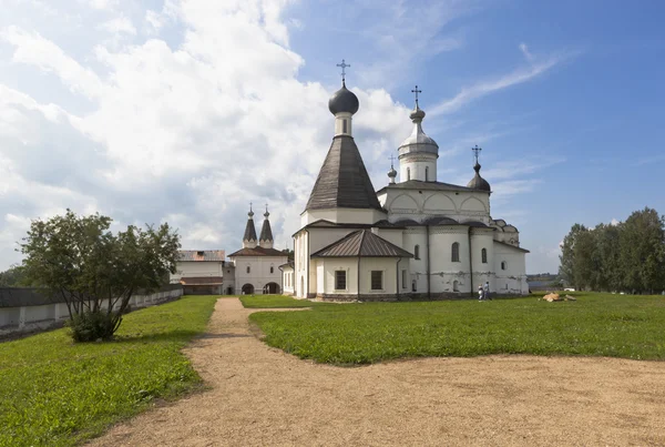 Binnenplaats en kerken van de geboorte van de Maagd Ferapontov Belozersky klooster. Ferapontovo, District van Kirillov, Vologda regio, Rusland — Stockfoto