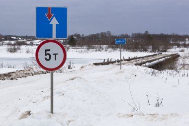 Yol işaretleri yol Bridge nehrin arkadaşına yakınındaki köy Klopovskaya, Velsky District, Arkhangelsk region, Rusya Federasyonu