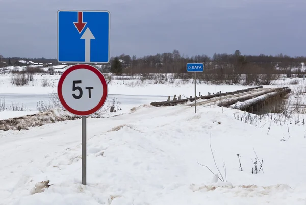 Znaki drogowe w Most drogowy na rzece Vaga w pobliżu wieś Klopovskaya, rejon wielski, Arkhangelsk regionu, Federacja Rosyjska — Zdjęcie stockowe