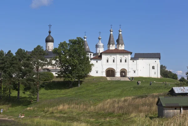 Veja o mosteiro de Ferapontov a partir da margem do lago. Ferapontovo Village, Distrito de Kirillov, região de Vologda, Rússia — Fotografia de Stock