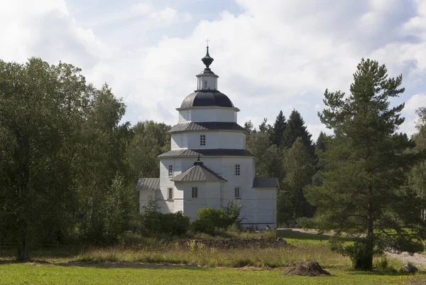 Tsypina, ilçe Kirillov, Vologda region, Rusya Federasyonu - 9 Ağustos 2015: ilyas Kilisesi kilise mezarlığına Tsypinskom üzerinde Peygamber