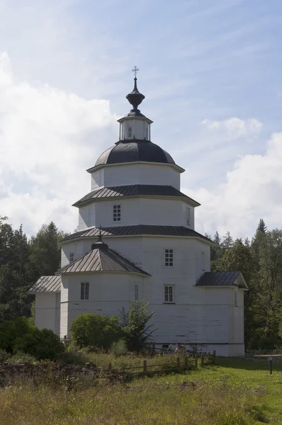 Iglesia de Elías el Profeta en la aldea Tsypina, distrito de Kirillovsky, región de Vologda, Rusia —  Fotos de Stock
