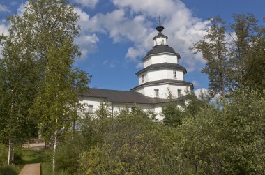 Tsypina, Kirillov bölgesi, Vologda region, Rusya Federasyonu - 9 Ağustos 2015: ilyas Kilisesi kilise mezarlığına Tsypinskom Kirillov bölge Vologda bölgesi üzerinde Peygamber